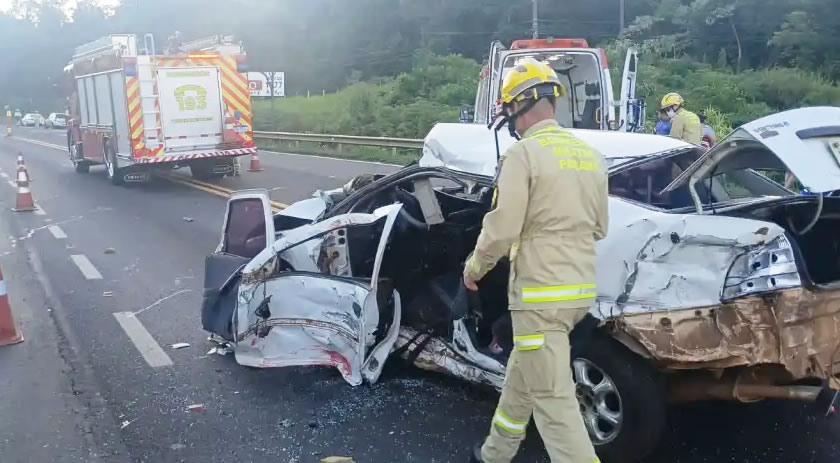Grave acidente entre carro e caminhão é registrado na PR-483