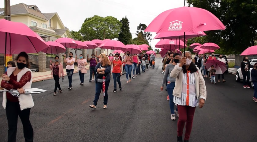 Mulheres de Campo Erê participam de caminhada em alusão ao Outubro Rosa
