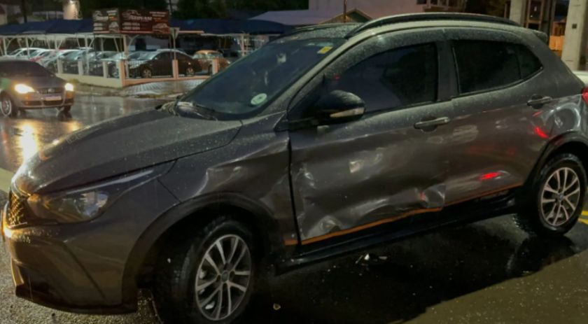 Acidente na Rua União da Vitória causa danos materiais