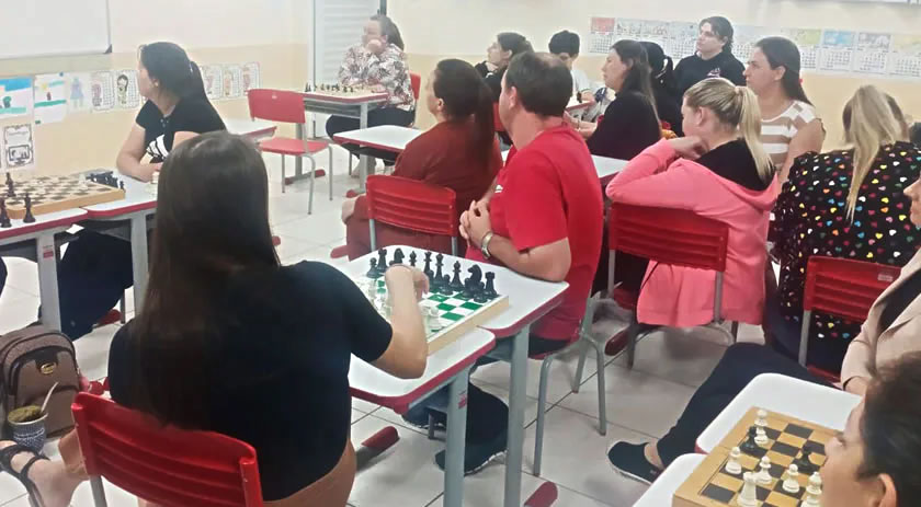 Professores recebem curso de xadrez para incentivar estudantes
