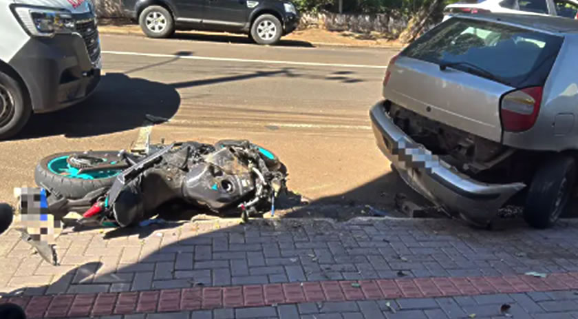 Jovem de 19 anos fica ferido após colisão com carro estacionado