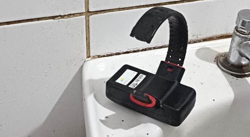 Homem rompe tornozeleira eletrônica e abandona equipamento em banheiro da Praça