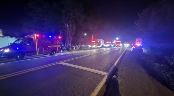 Colisão entre carro e caminhão deixa três mortos