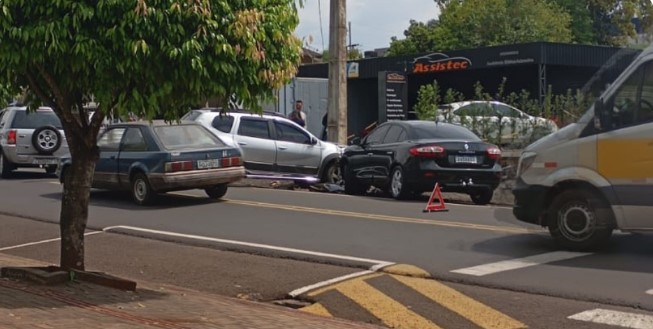 Colisão envolve dois carros no Bairro Vila Nova
