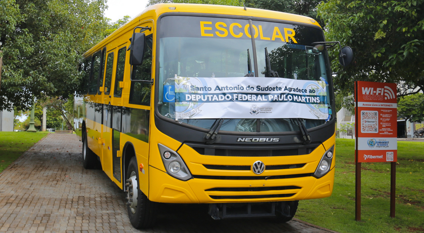 Santo Antônio do Sudoeste recebe novo ônibus escolar