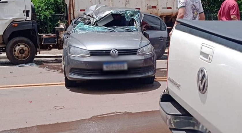 Cinco pessoas se ferem em grave acidente envolvendo carro e máquina agrícola