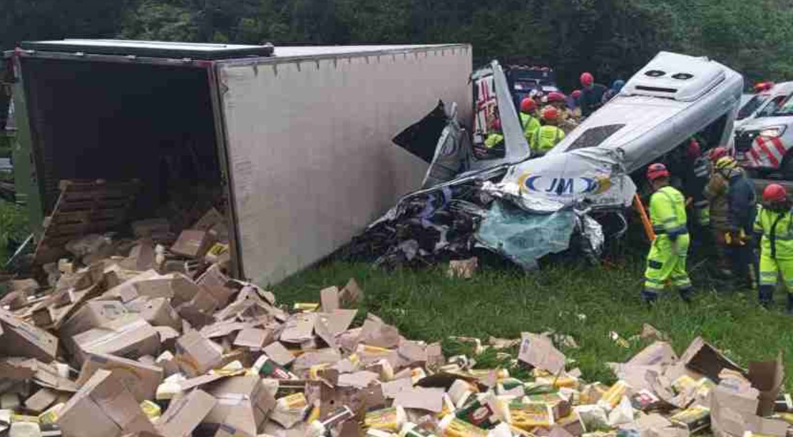 Carreta tomba sobre van e seis pessoas morrem na BR-116, em Campina Grande do Sul