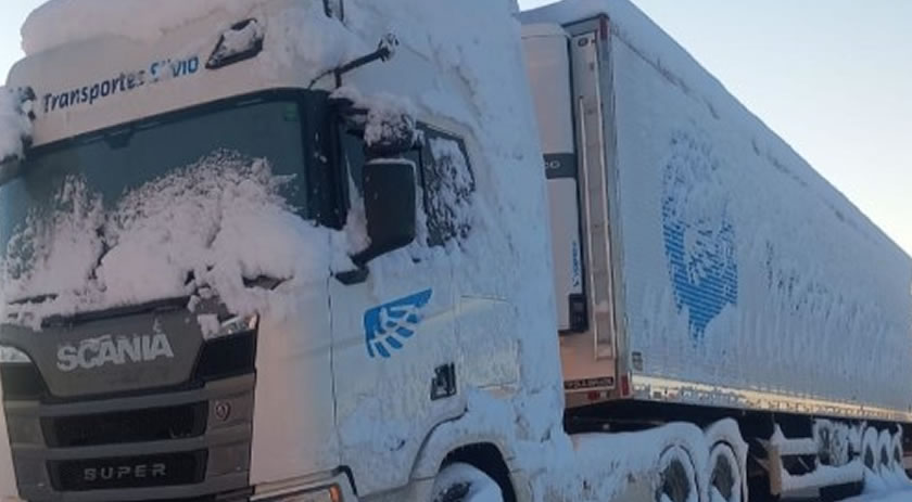 Neve deixa cerca de 50 caminhões de empresa de Concórdia retidos na fronteira entre Argentina e Chile