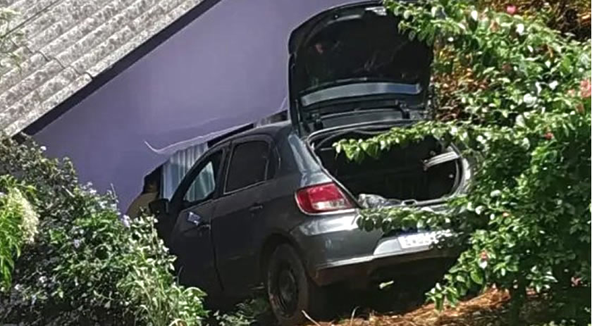 Carro desce desgovernado e colide contra casa