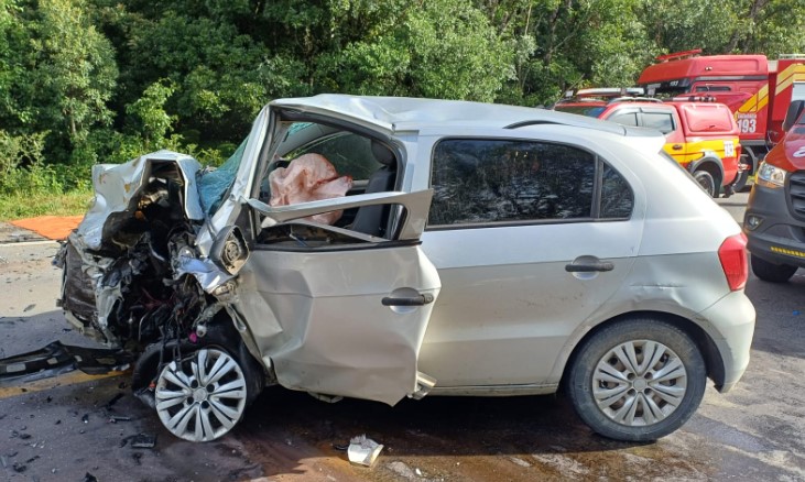 Colisão frontal entre carros de passeio deixa cinco feridos na BR-116