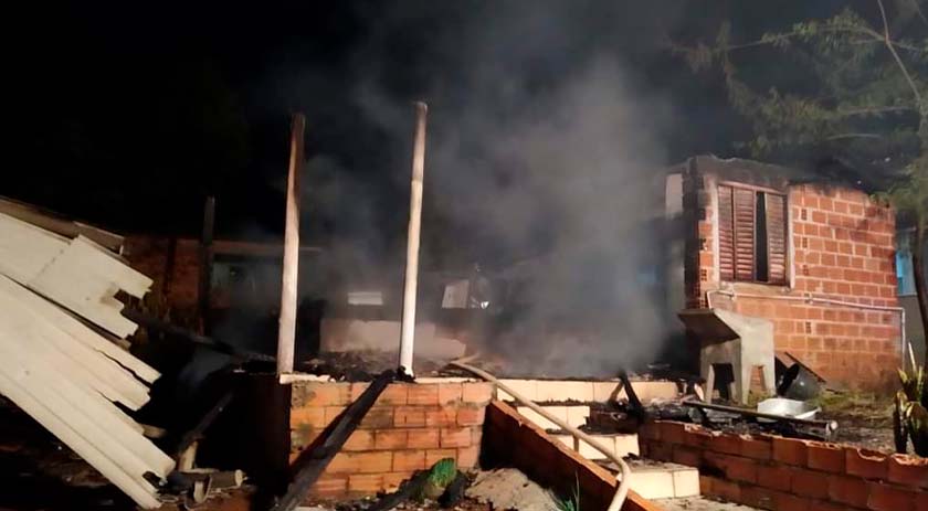 Irmãos morrem em incêndio de residência, em Flor da Serra do Sul