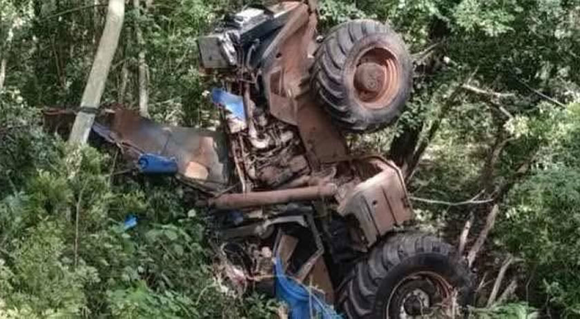 Homem de 32 anos morre após trator cair em ribanceira na PR-090, em Ventania