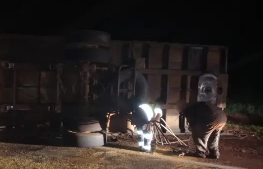 Condutor é autuado por embriaguez após tombamento de caminhão na PR-182
