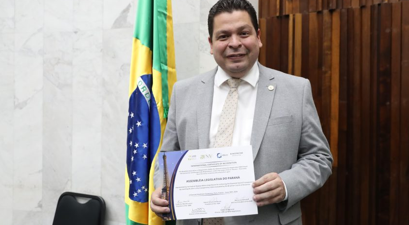 Alep ganha destaque internacional em Paris por transparência e inovação