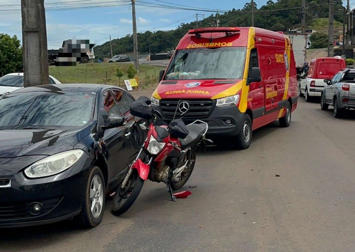 Acidente envolve três veículos e deixa motociclista ferido