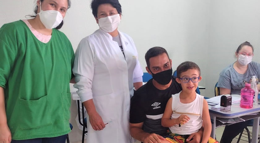 Menino com Down é a primeira criança vacinada em Campo Erê