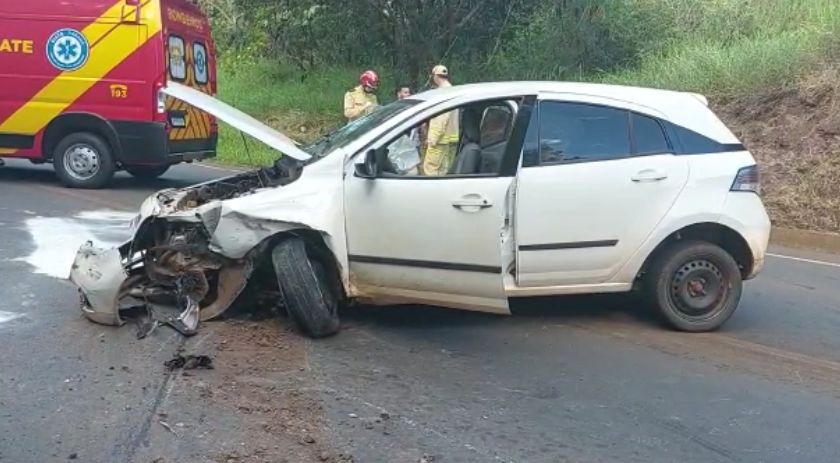 Carro bate em barranco na PR 180 e motorista fica ferido