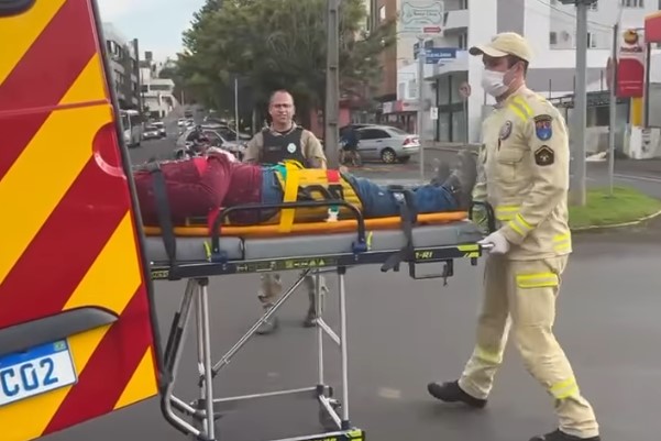 Pintor sofre queda de altura no centro de Coronel Vivida e é socorrido pelo Corpo de Bombeiros