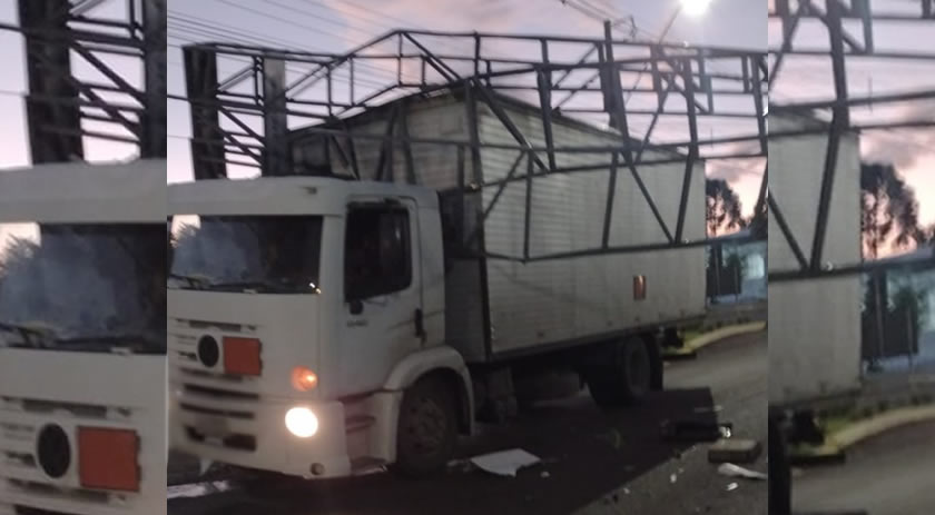 Caminhão tenta passar na ponte estreita de Marmeleiro e danifica estruturas recém contruídas