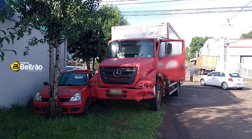 Caminhão desgovernado atinge três veículos no Bairro São Cristóvão