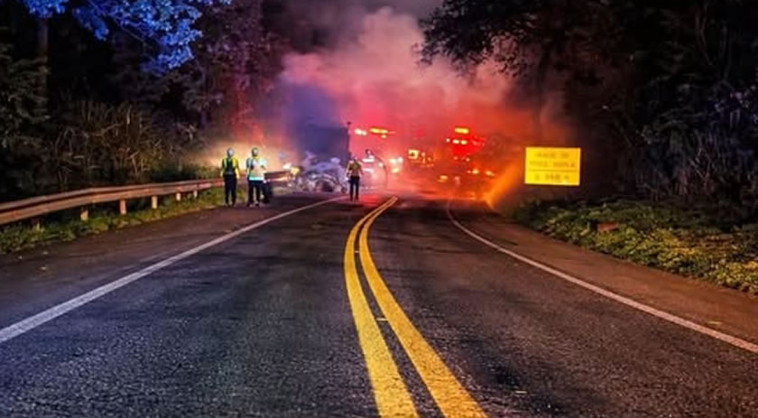 Carro pega fogo após colisão com caminhão e uma pessoa morre