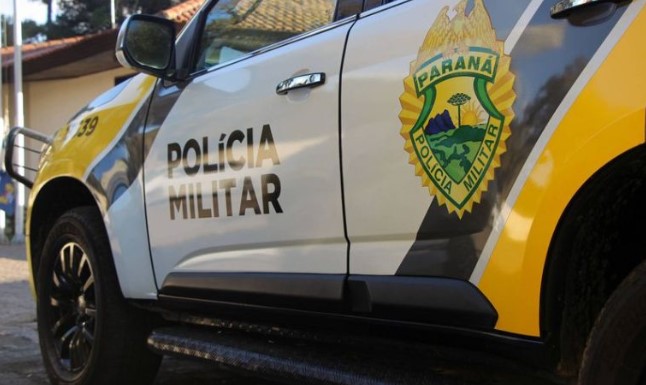 Homem agride companheira com tijolada na cabeça; ela o atropela com o carro e os dois vão parar na delegacia