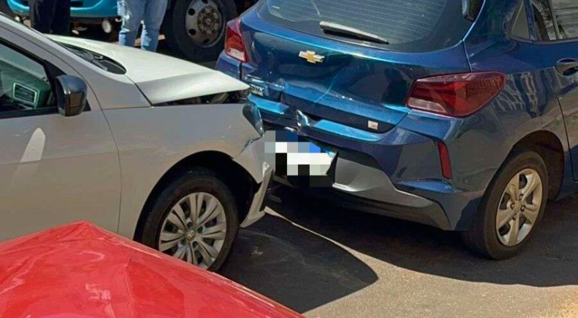 Colisão em sequência deixa um ferido e bloqueia trecho da Rua Mandaguari