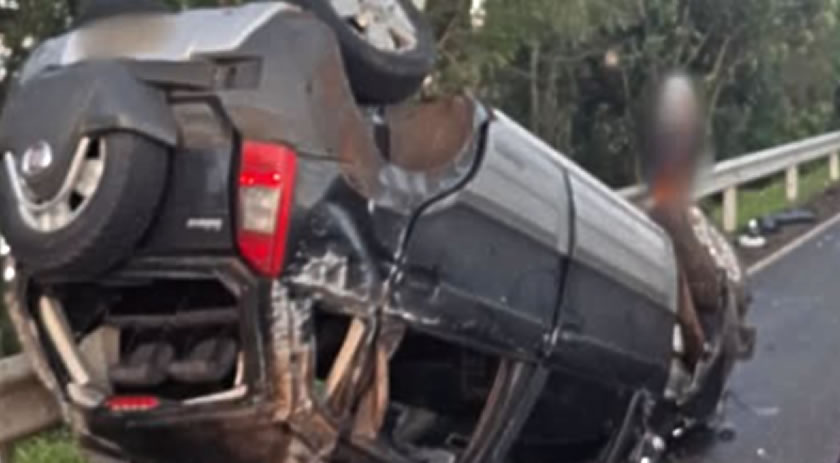 Motorista perde o controle e capota carro na PR-483