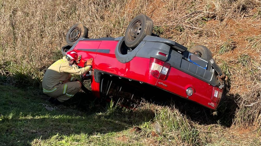 Motorista fica ferido em capotamento registrado entre Flor da Serra do Sul e Marmeleiro