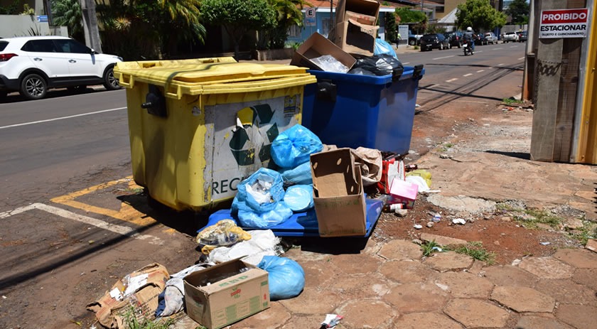 Containers danificados e descarte irregular do lixo é registrado no centro de Beltrão