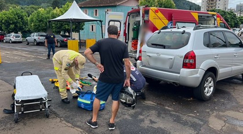 Homem fica ferido após colisão entre moto e carro
