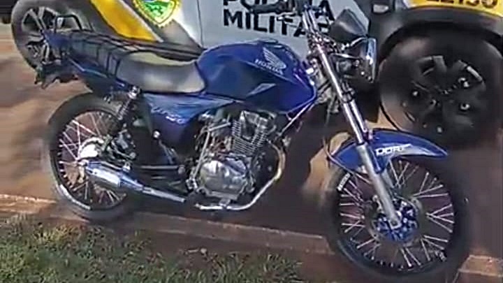 Condutor é flagrado realizando manobras perigosas e perde motocicleta