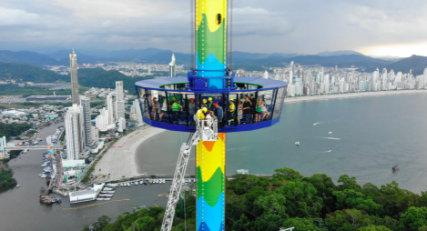 Turistas ficam presos em torre de Balneário Camboriú após falha
