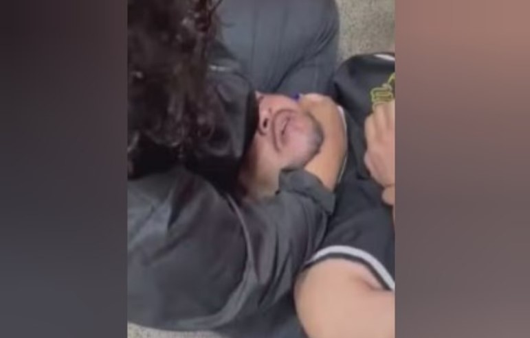 Pai agride professor após filha ser repreendida por usar celular