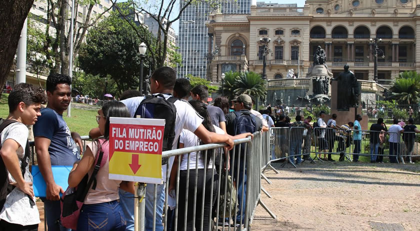 Desemprego cai 1,6 ponto percentual mas ainda atinge 12,6% da população