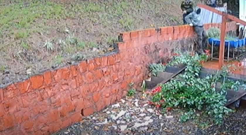 Vídeo mostra momento em que homens assaltam casa no Oeste de SC
