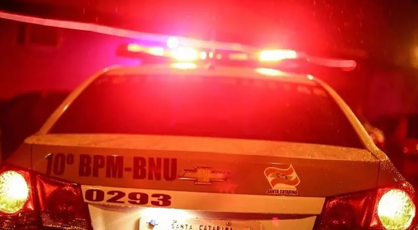 Homem é preso por deixar criança trancada no carro