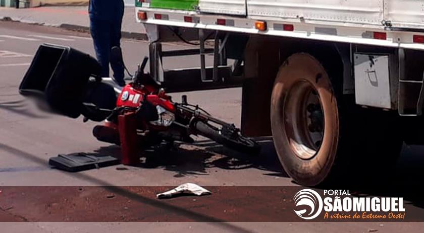 Homem fica ferido em colisão envolvendo caminhão e motocicleta