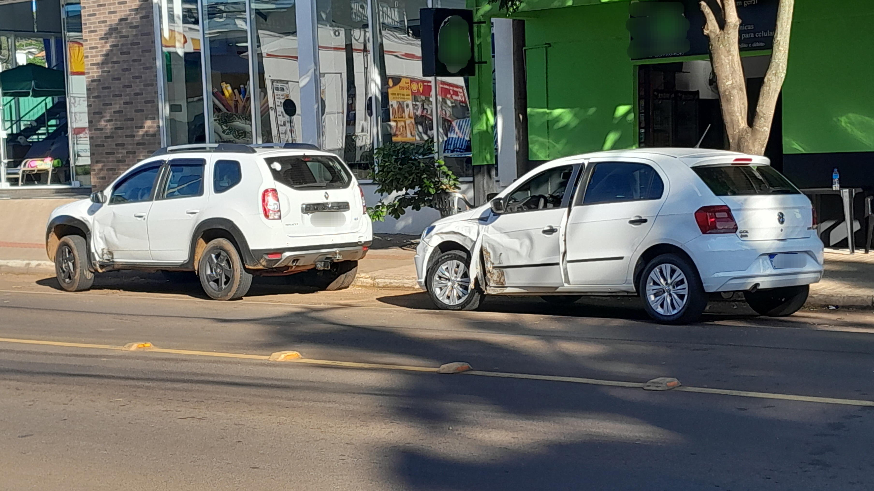 Colisão envolvendo três automóveis é registrada no Bairro Marrecas