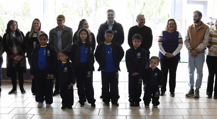 Alunos da Municipal Higino Antunes Pires Neto recebem uniformes