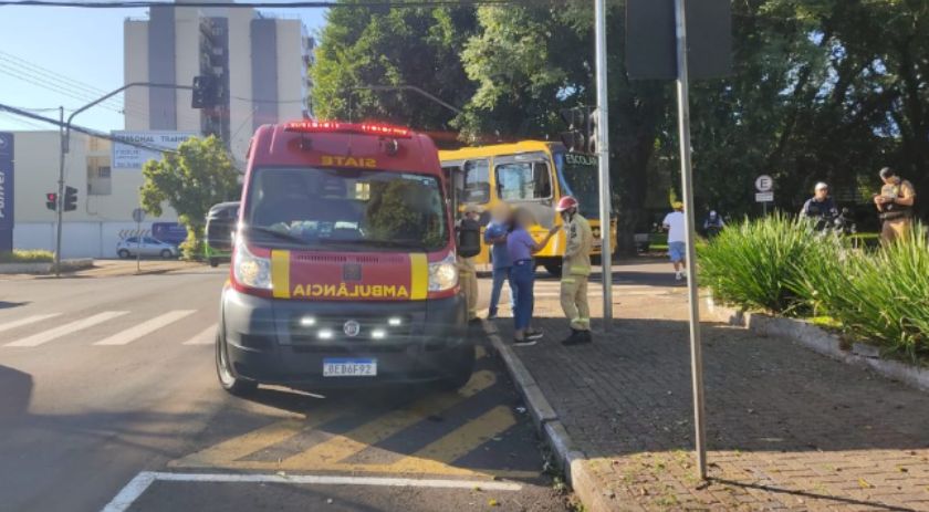 Motociclista tem ferimentos graves em acidente com micro-ônibus