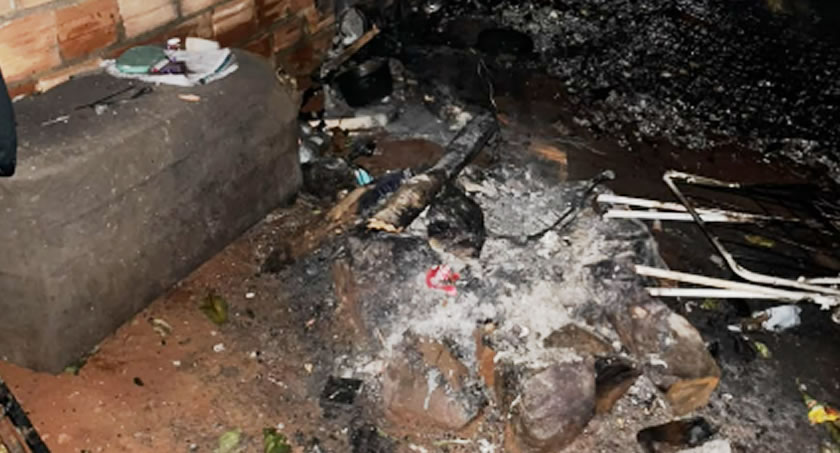 Incêndio destrói barraco e mobiliza Bombeiros durante a noite