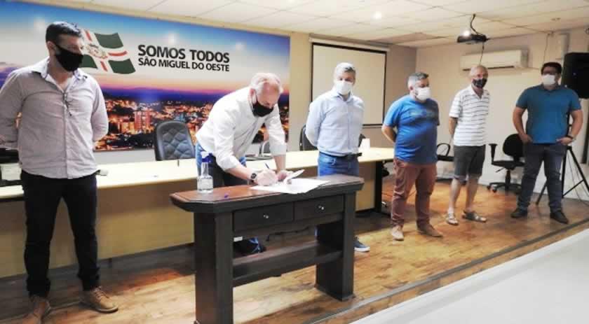 Trevisan assina Ordem de Serviço para asfaltamento à linha Fátima