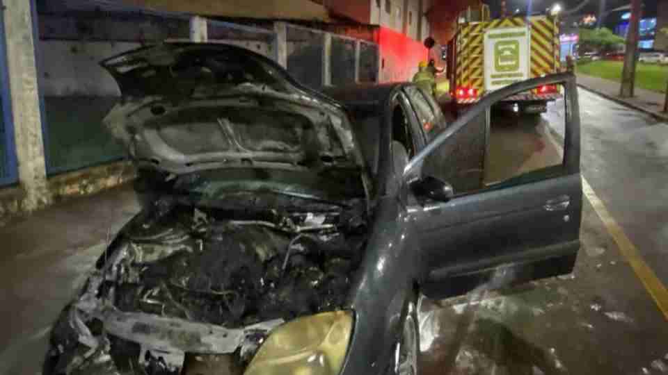 Carro pega fogo após pane mecânica e mobiliza Bombeiros