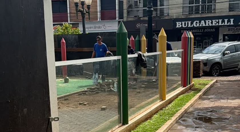Parquinho da Praça Central passa por revitalização