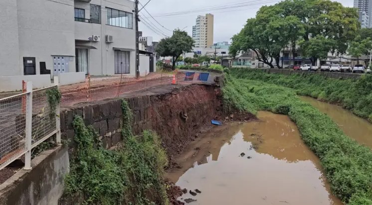 Rua segue interditada após erosão e preocupa motoristas