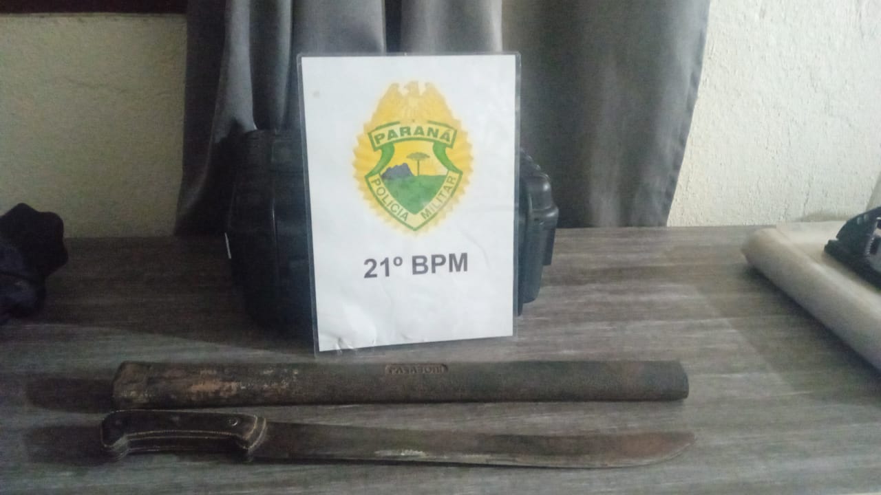 Homem é preso portando um facão e um bastão