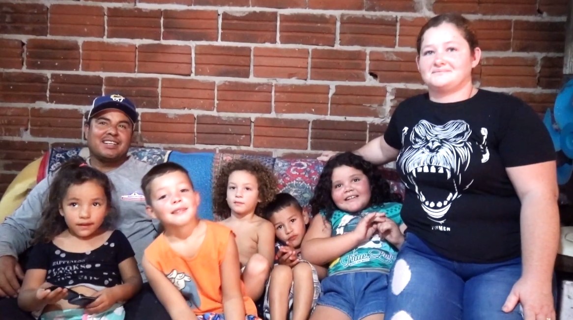 Mãe que cuida de 5 filhos passa por transformação e ganha curso de maquiagem; veja como ela ficou