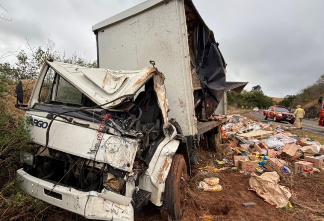 Caminhão capota e motorista é ejetado do veículo na PR-562