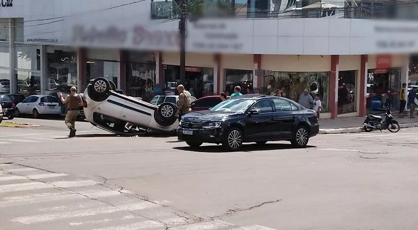 Automóvel tomba após se envolver em acidente no centro